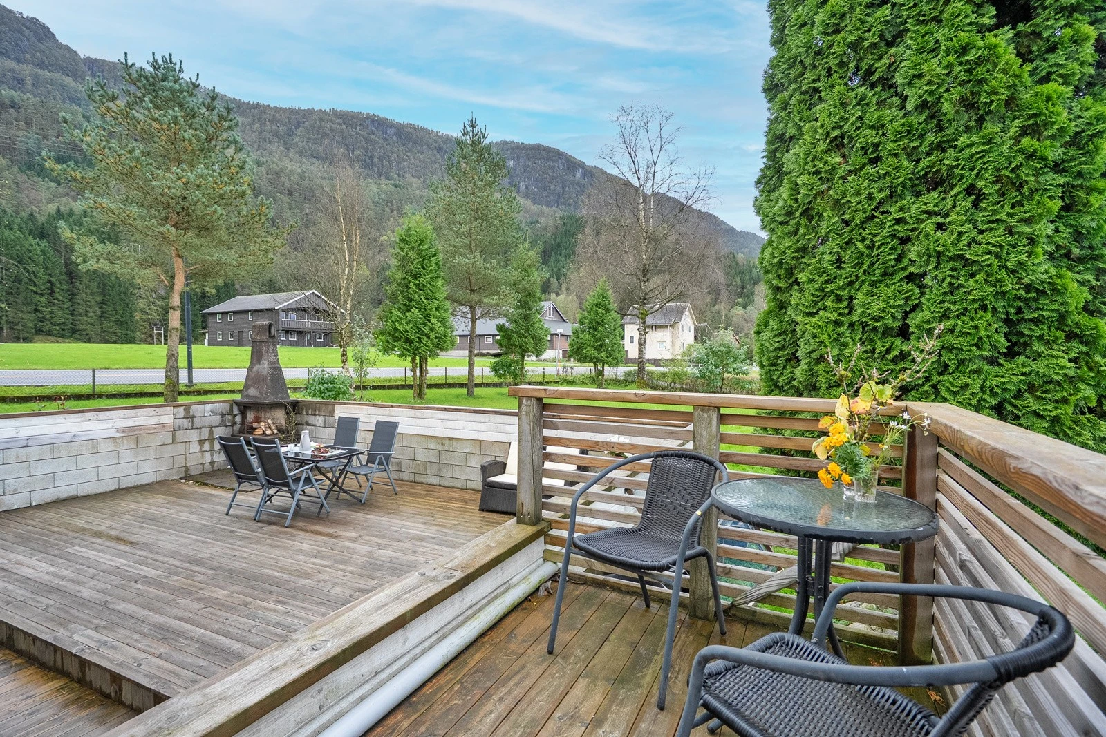 er finner du flere uteplasser og terrasser med ulike soner som gjør det enkelt å skape hyggelige oppholdssteder for både rolige stunder og sosiale sammenkomster. Galleribilde