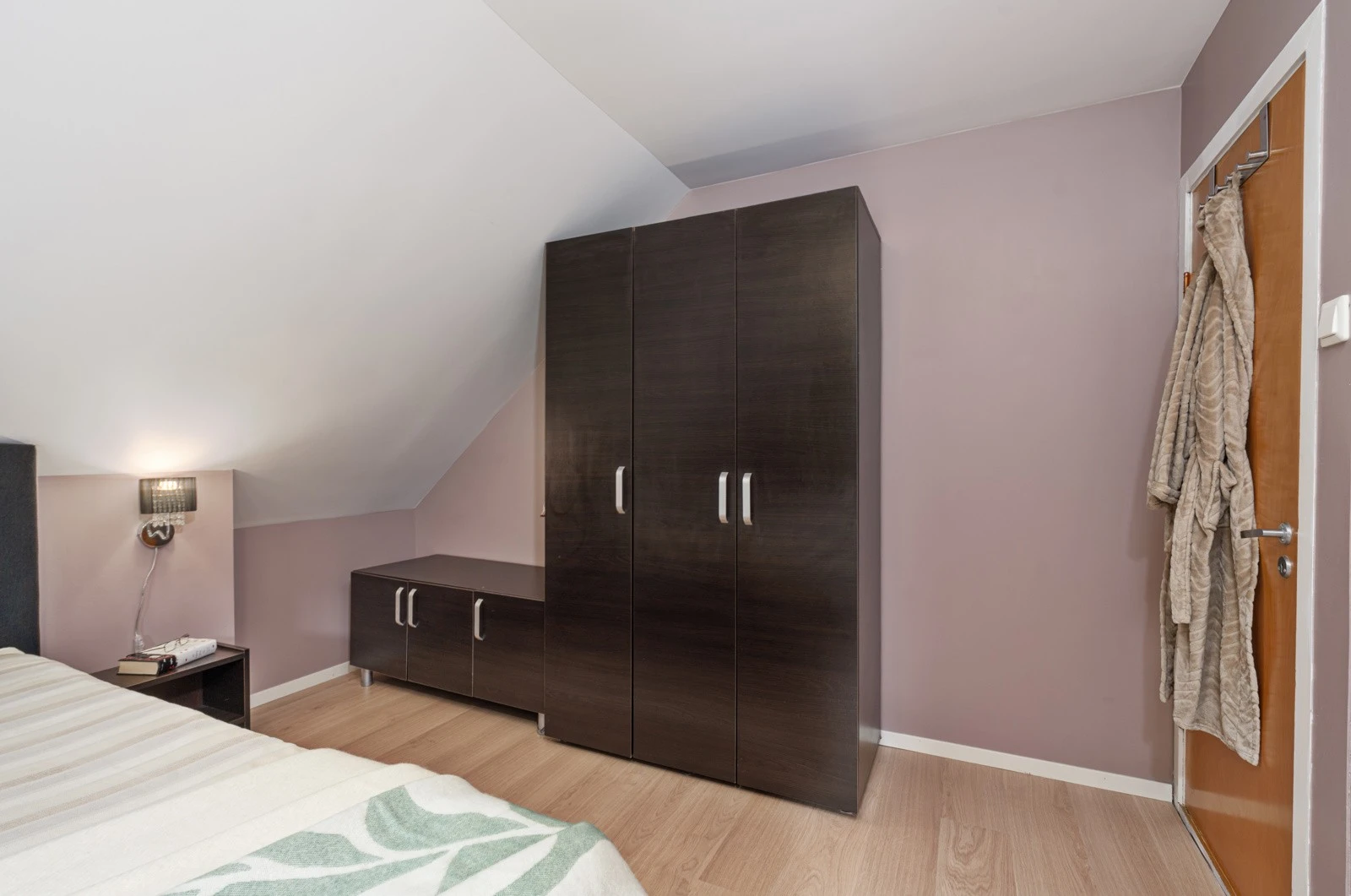 Romslig hovedsoverom med plass til garderobe. Galleribilde