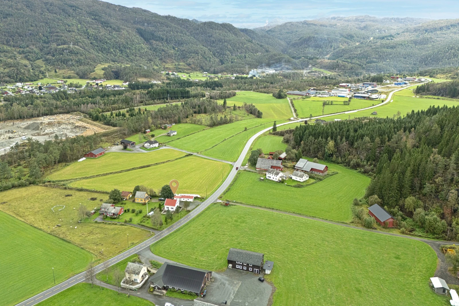Boligen har en fin beliggenhet på Birkeland i Sauda, hvor du får den perfekte kombinasjonen av landlig ro og kort avstand til sentrum. Galleribilde