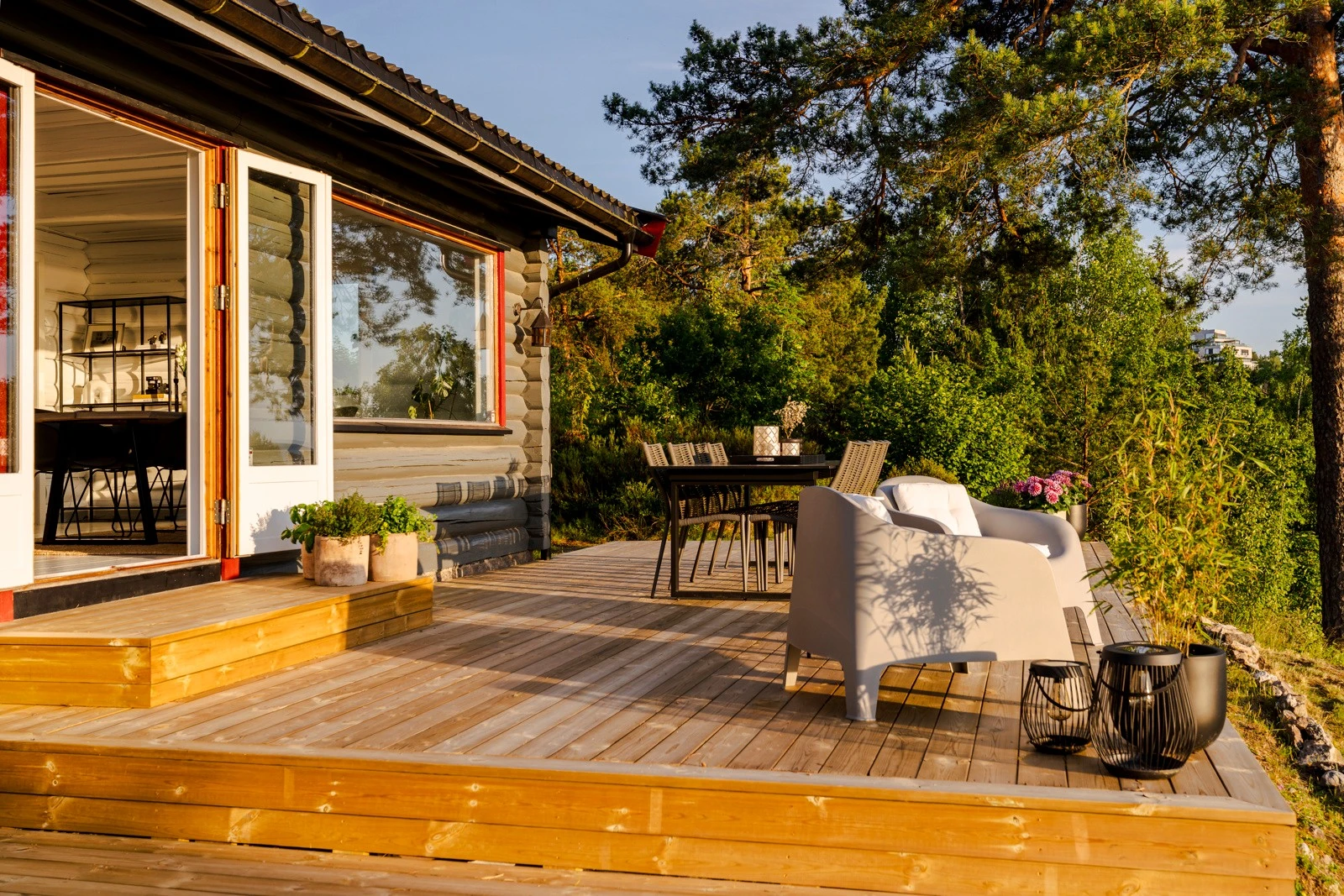 Uteområdet er naturlig delt inn i soner - med god plass til både spisebord og loungegruppe. Galleribilde