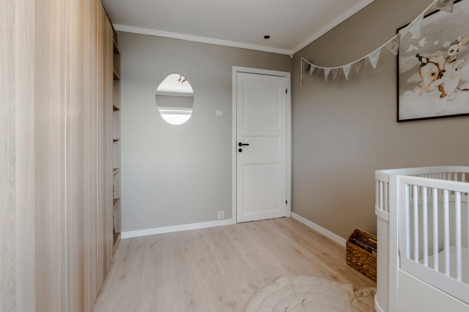 Det ble lagt nytt gulv på begge soverommene i mai 2025. Galleribilde