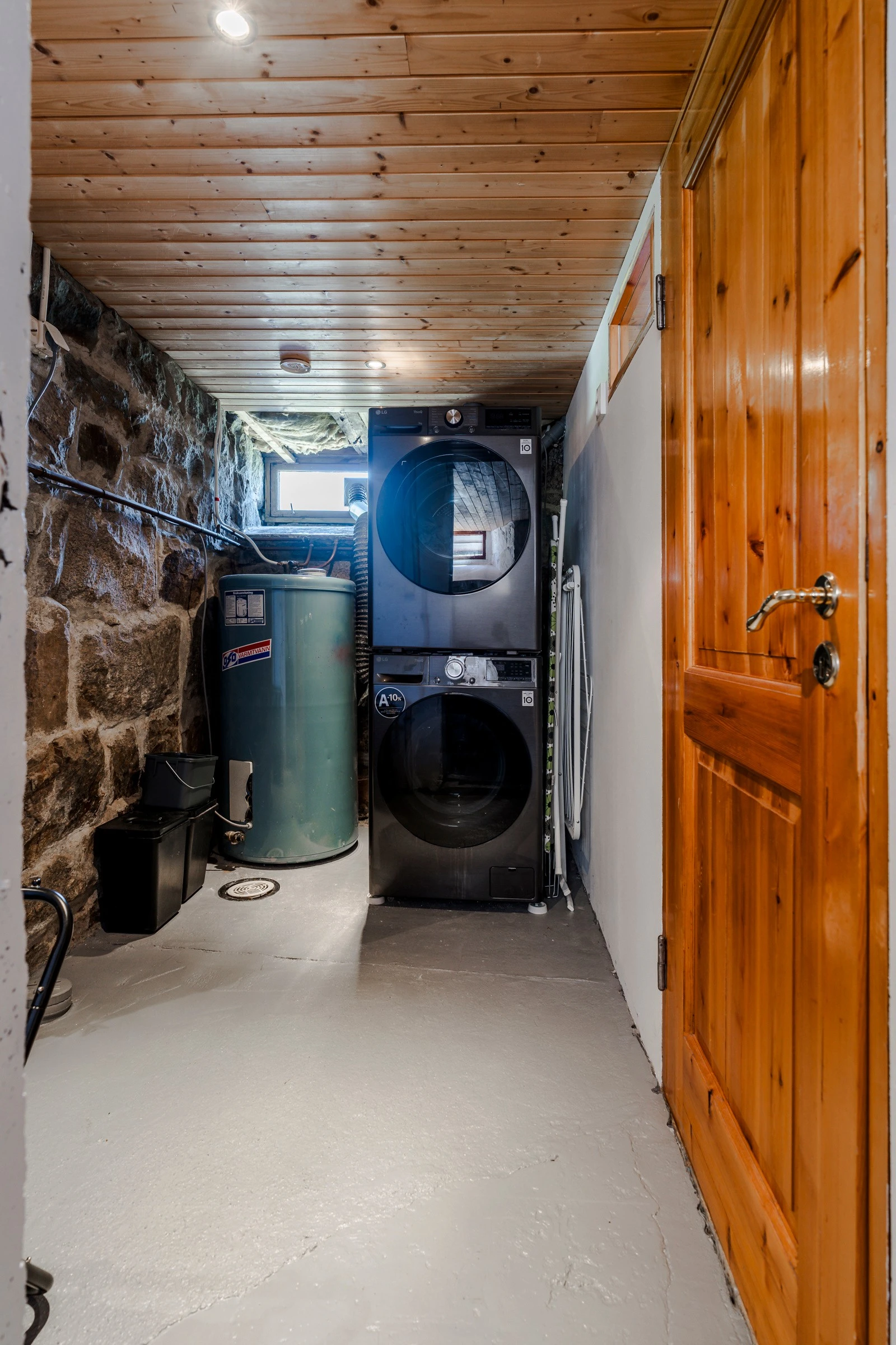 Videre har etasjen et praktisk vaskerom med opplegg til både vaskemaskin og tørketrommel. Galleribilde