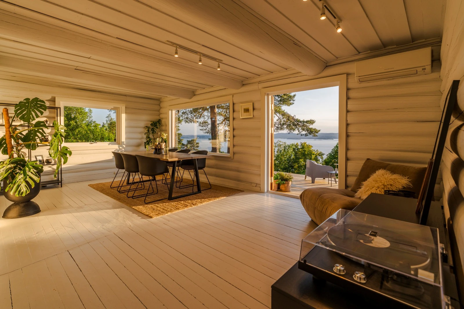 Romslig terrasse på xx kvm - Solnedgangene fra boligen er magiske og noe man virkelig vil sette pris på med hjemmet. Galleribilde