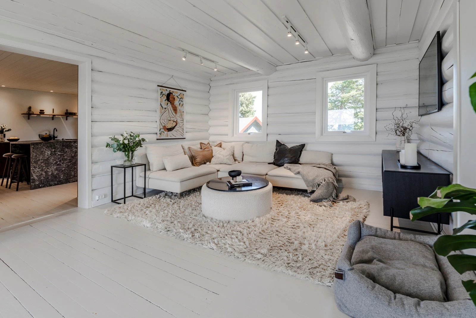 De originale tømmerveggene og gulvet gir stuen en lun og autentisk karakter som skaper en helt spesiell atmosfære. Galleribilde