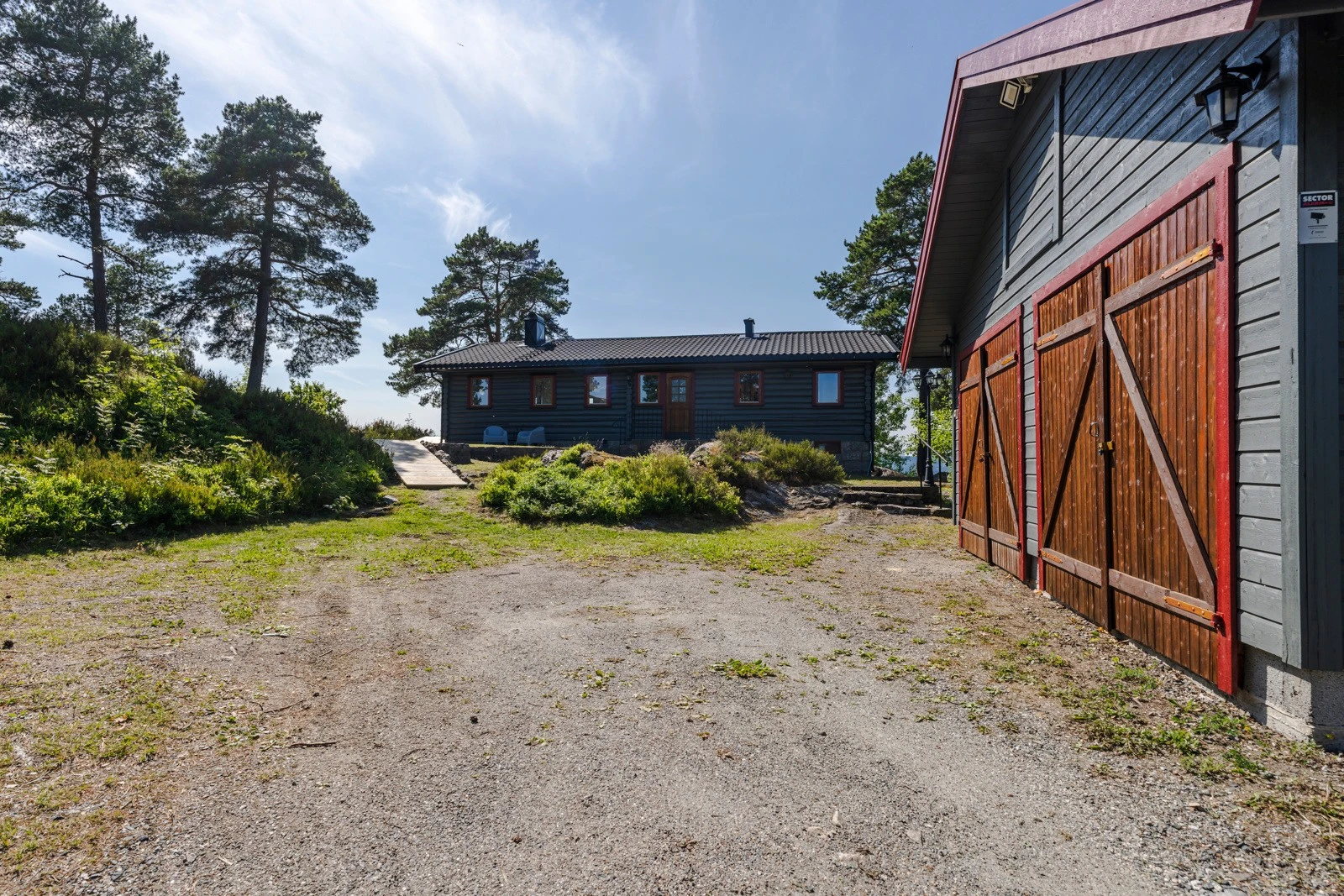 Dobbelgarasje, samt god biloppstillingsplass foran garasjeport til ca. 3 biler. Galleribilde