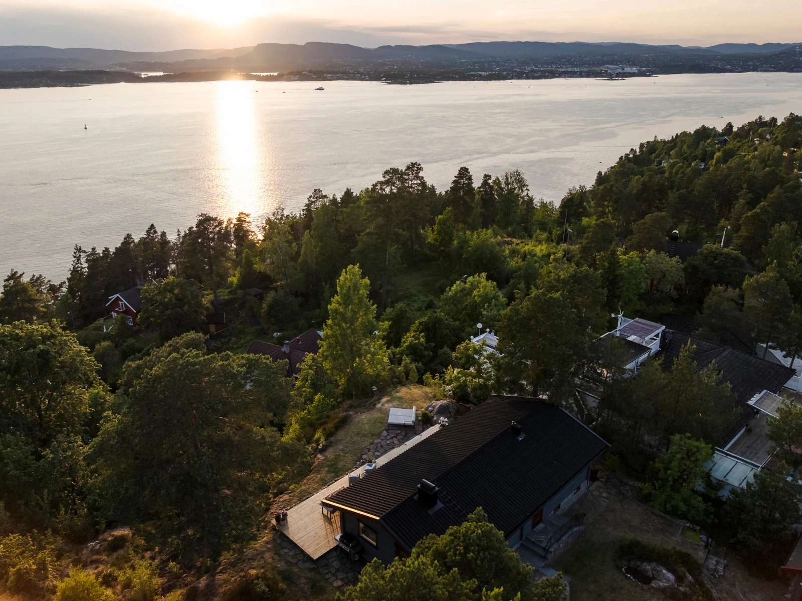 Boligen ligger høyt og fritt på Sjøstrand, omkranset av hage og beplantning som gir naturnær ro samtidig som man har urban tilgjengelighet. Galleribilde