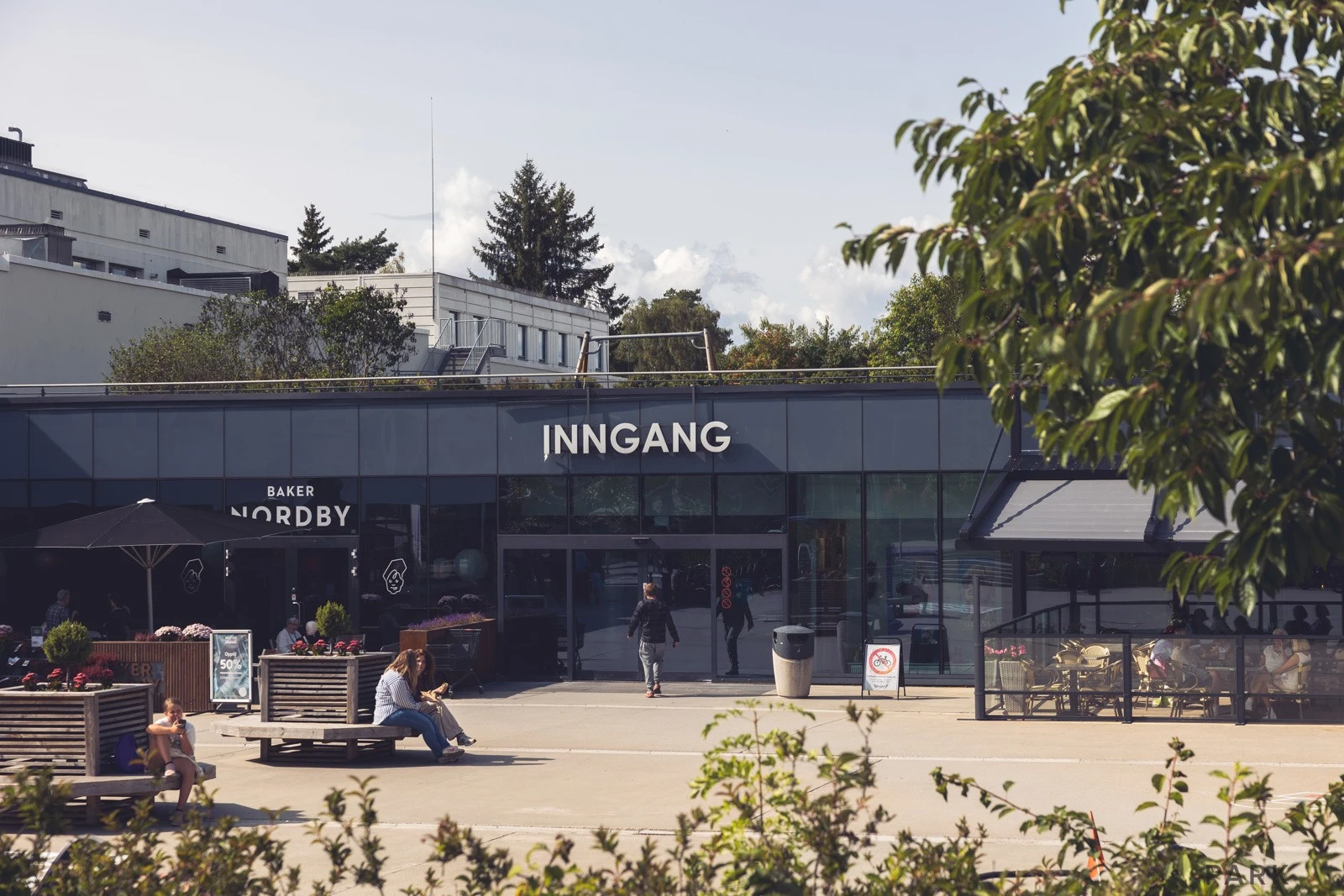 Tangen Nærsenter ligger ca. 10 minutters gange fra boligen og byr på et bredt utvalg av butikker, Meny, Vinmonopol, kaféer, apotek og helsetjenester. Galleribilde