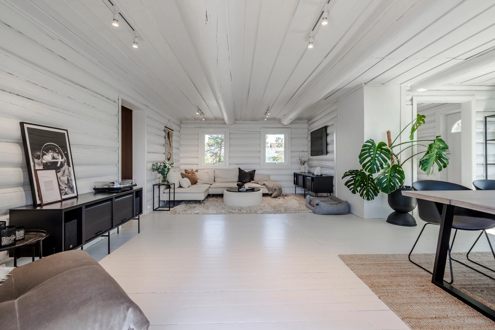 Her møter funksjonell planløsning tidløs sjarm, med god plass til både sofagruppe og spiseplass - uten at det føles overmøblert. Galleribilde