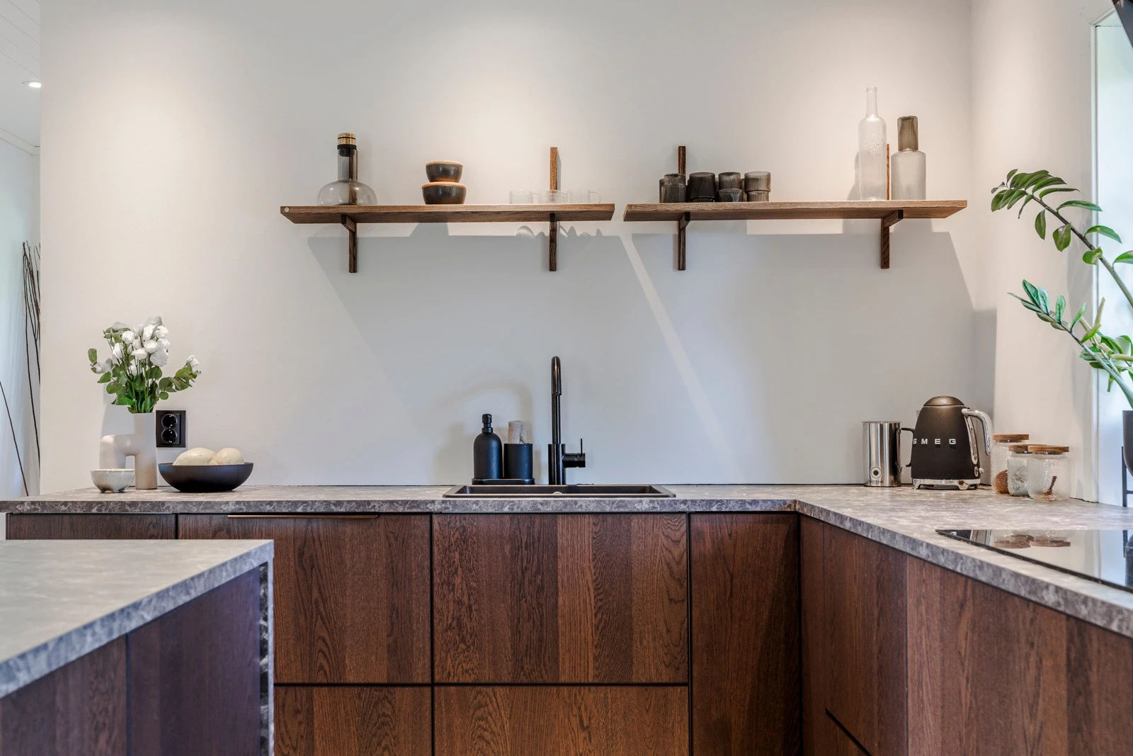 Integrerte hvitevarer som kjøl-/fryseskap, oppvaskmaskin, platetopp og stekeovn - alt du trenger for en moderne og funksjonell kjøkkenhverdag. Galleribilde