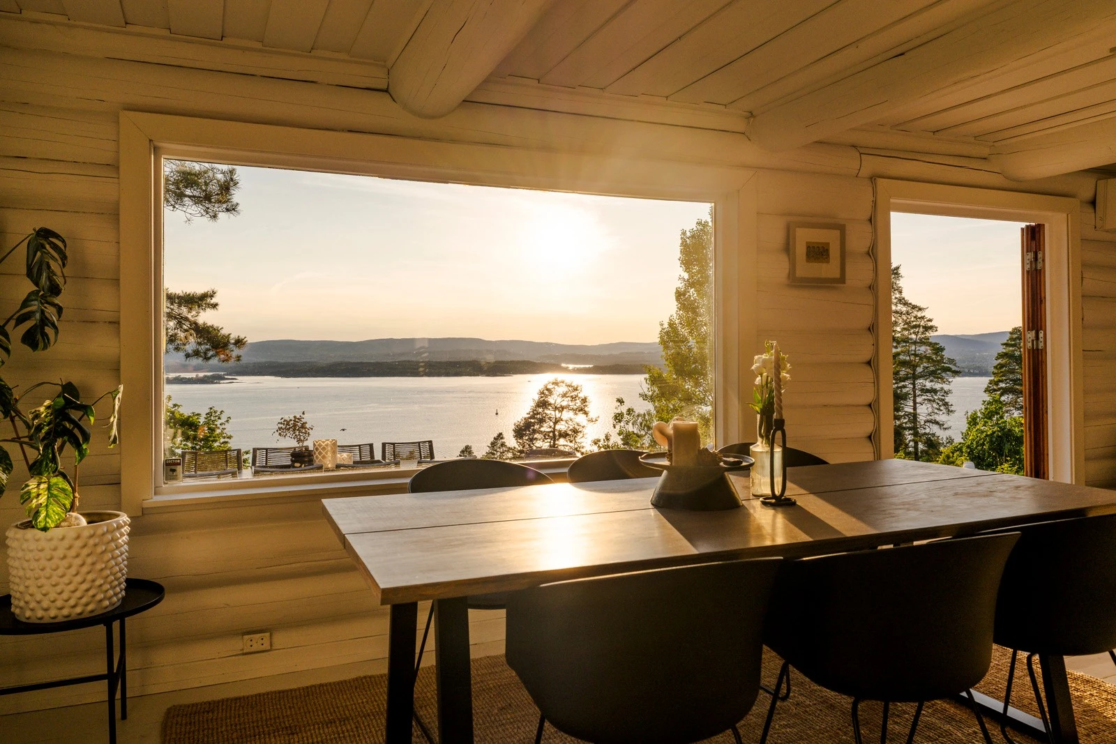 Spiseplass med panoramautsikt over Oslofjorden - et fantastisk sted å nyte måltider i godt selskap. Galleribilde