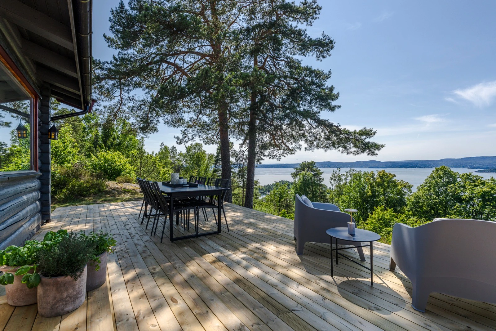 Terrassen har nylig fått en oppgradering med nye terrassebord i mai 2025. Galleribilde