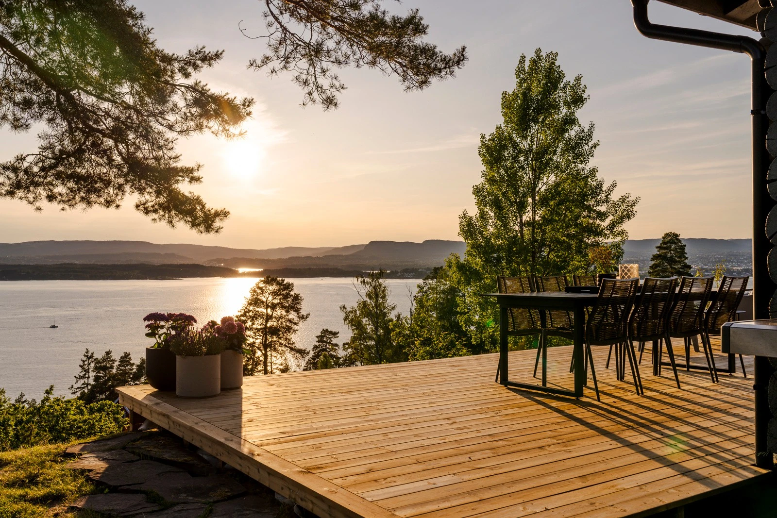 Eiendommen ligger vestvendt hvor man kan nyte solen fra tidlig morgen til sen kveld - helt fra kl. 05.00 til ca. 22.30 ved midtsommer. Galleribilde