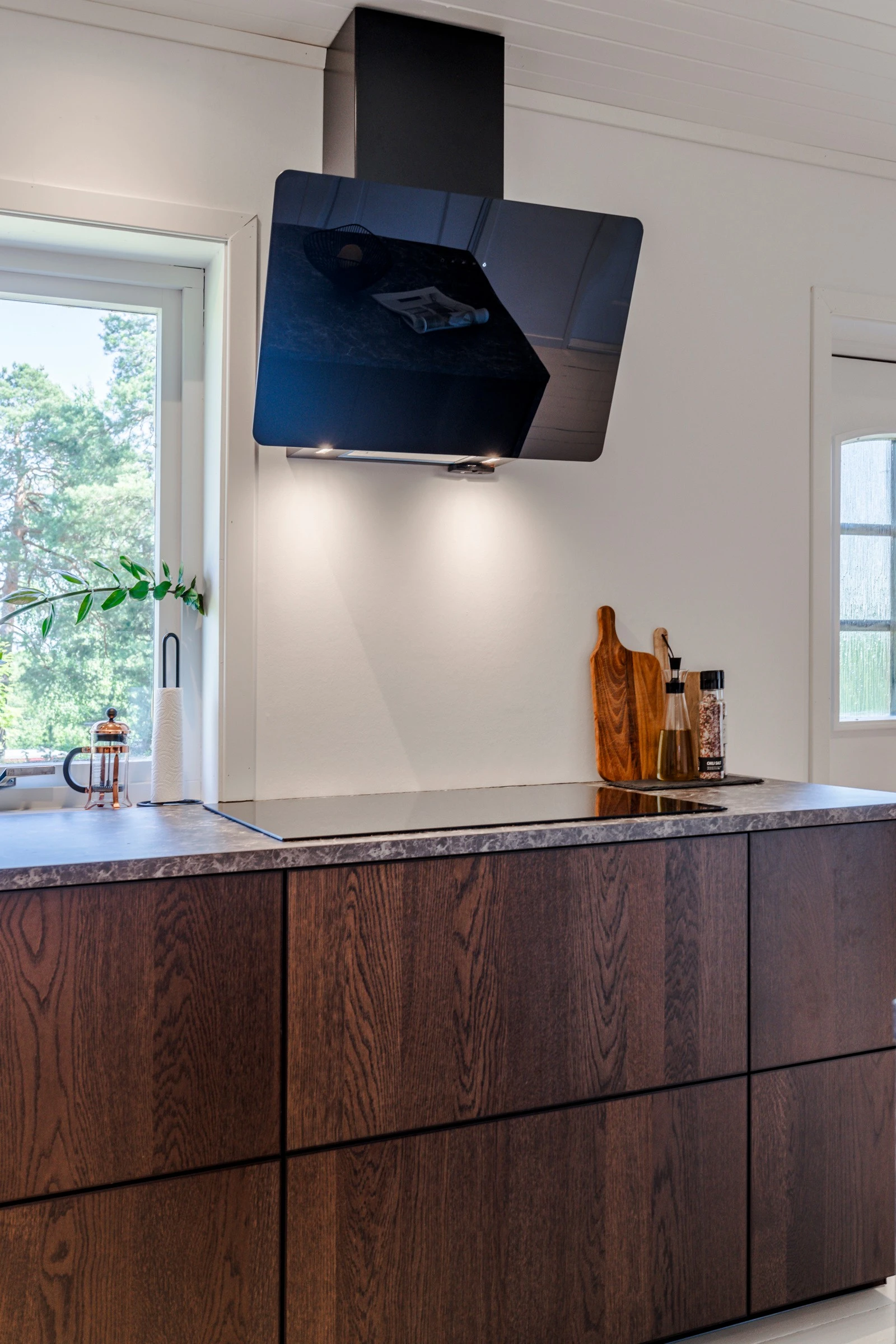 Ventilator med avtrekk over tak er montert på vegg over koketoppen og sørger for effektiv utlufting. Galleribilde