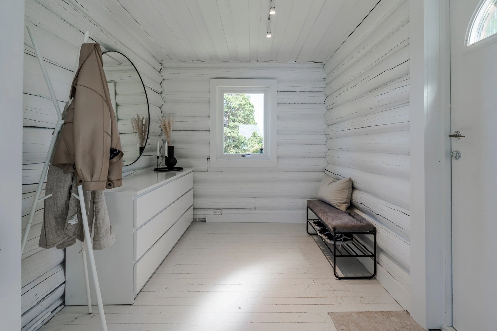 Du ønskes velkommen inn til en innbydende og romslig entré med god garderobeplass til yttertøy og sko. Galleribilde