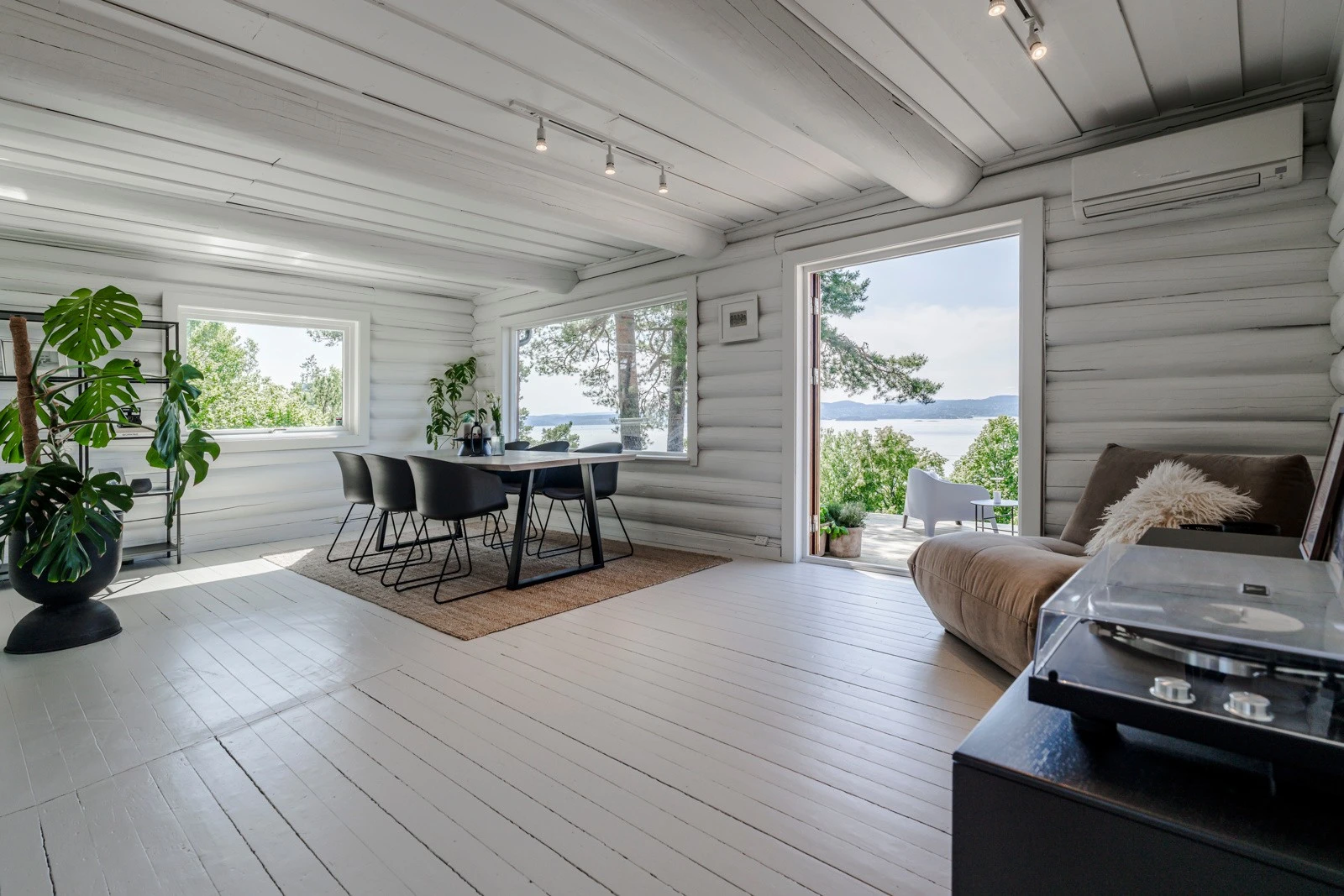 Store vindusflater slipper inn rikelig med naturlig lys. Galleribilde