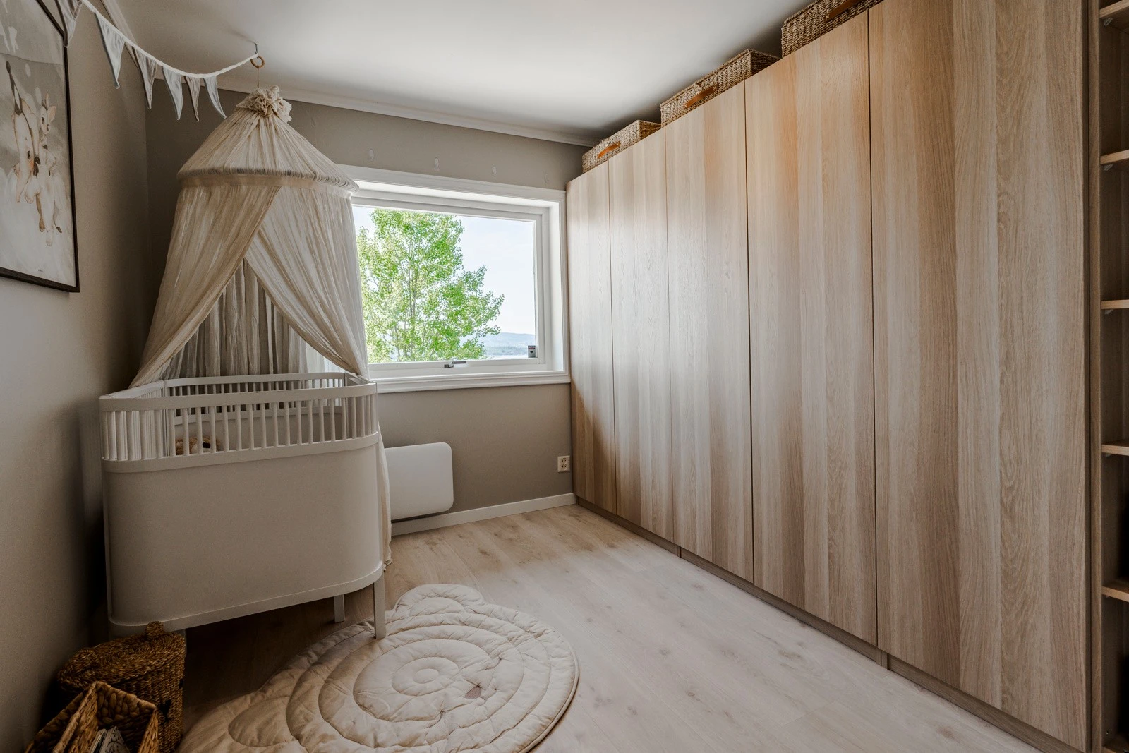 Godt med garderobeplass for oppbevaring av klær - følger med på kjøpet! Galleribilde