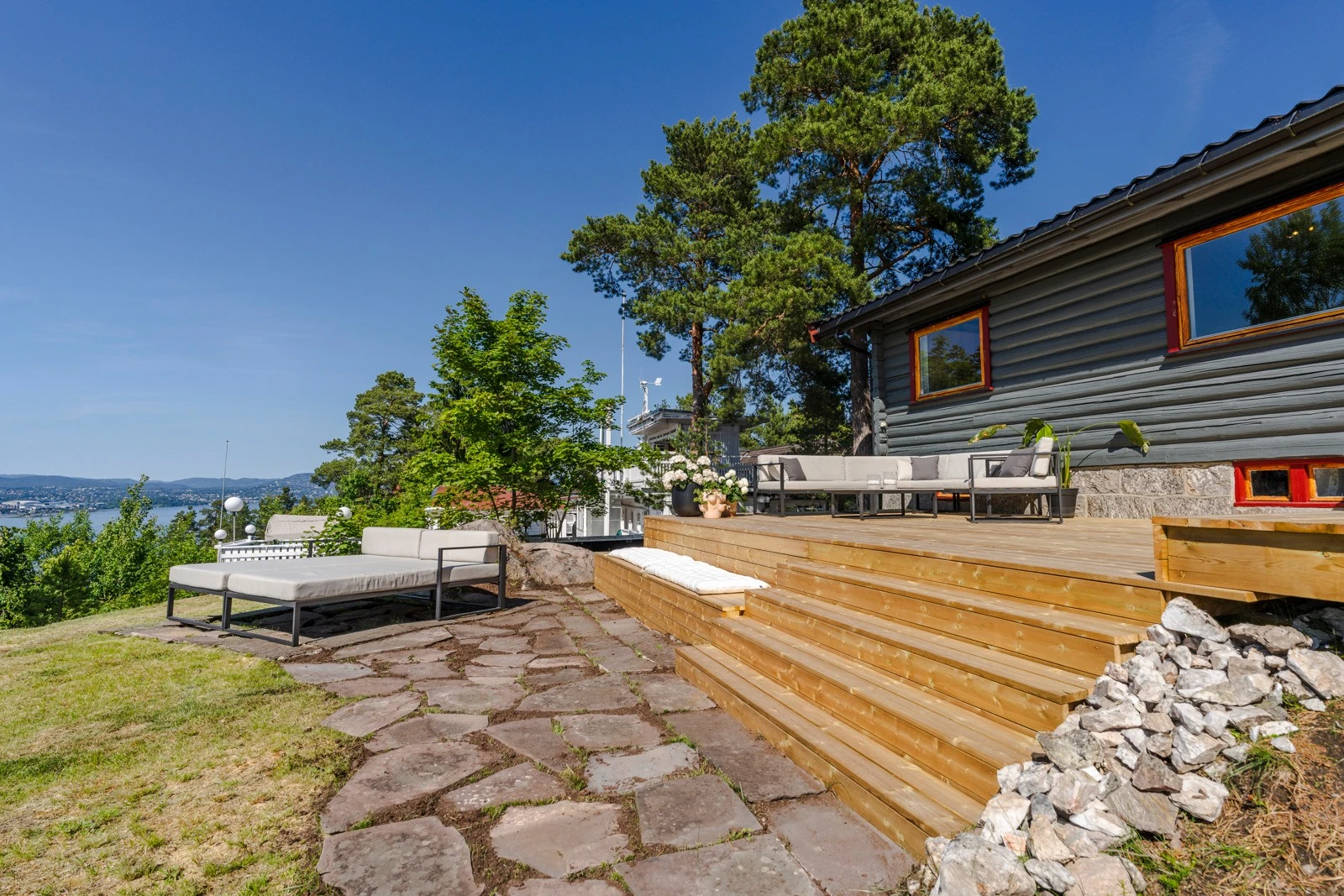 Her bor man med kort vei til sjø, badestrender, turstier og flotte rekreasjonsområder - alt innenfor gang- og sykkelavstand. Galleribilde