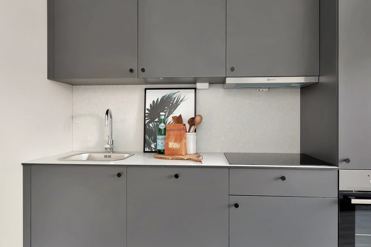 Moderne kjøkken som inkluderer kjøleskap, komfyr, koketopp og oppvaskmaskin Galleribilde