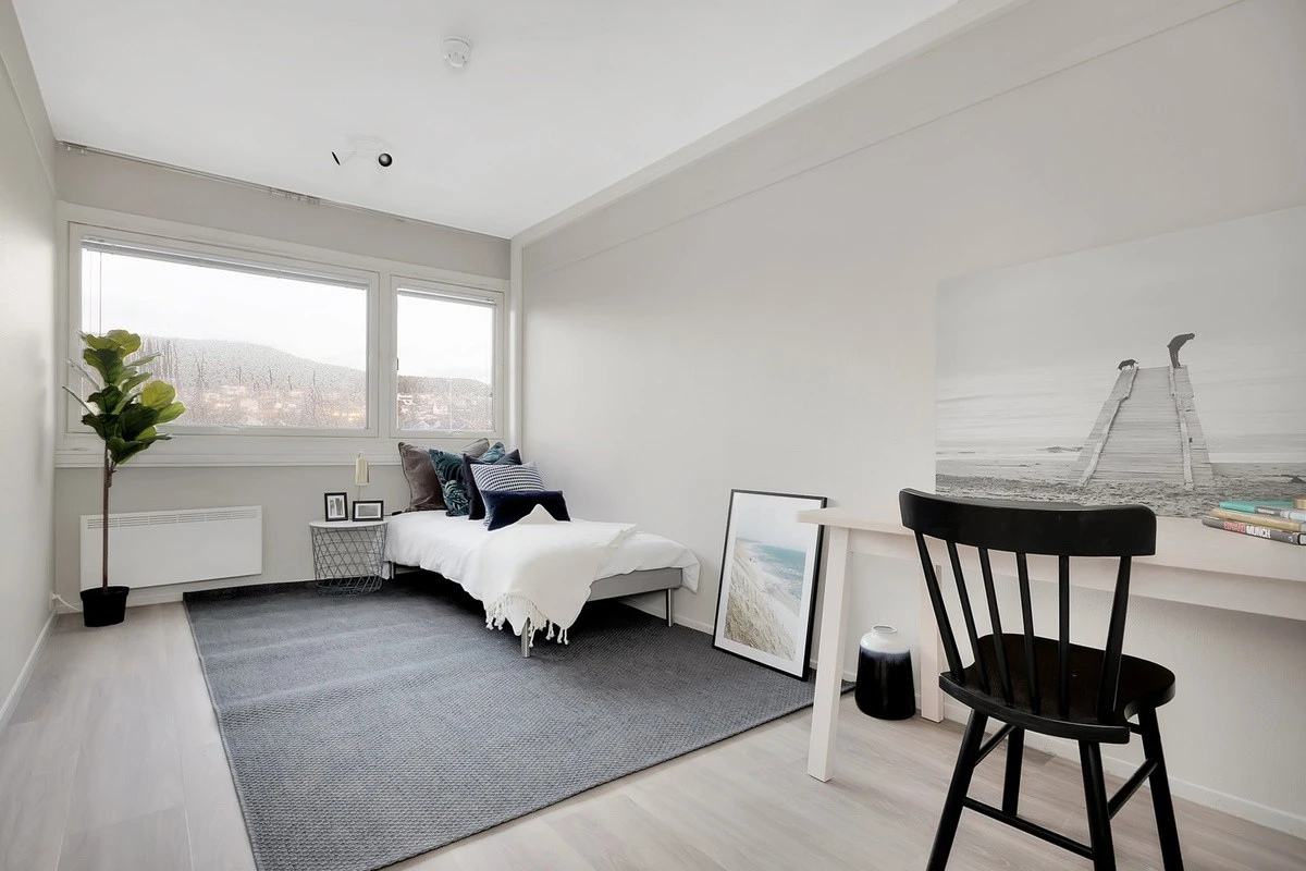 Soverommene er lyse og romslige, med plass til seng og oppbevaring, samt skivepult på det ene soverommet. Galleribilde