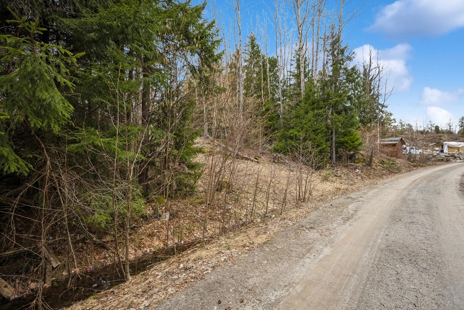 Landlig beliggende tomt nær Fagerstrand, med kort gangavstand til bussholdeplass. Galleribilde
