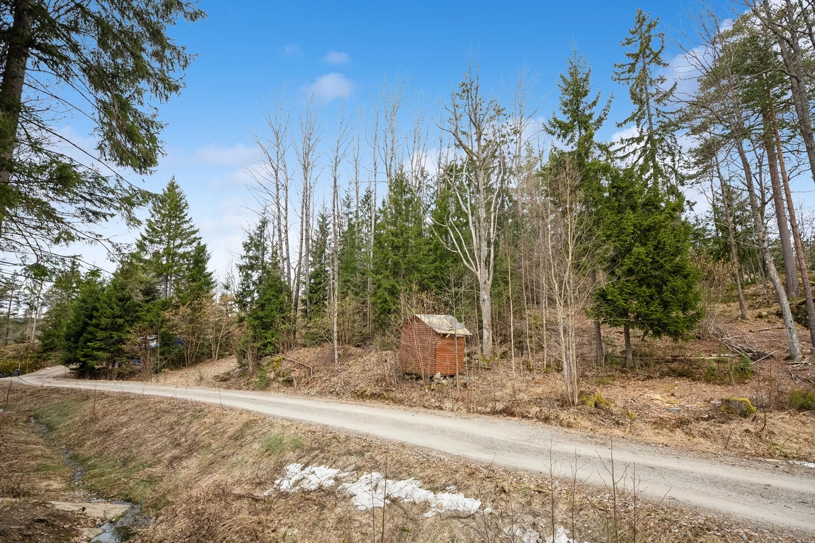 Barnevennlig område i blindvei, med kort avstand til strender og marina. Galleribilde