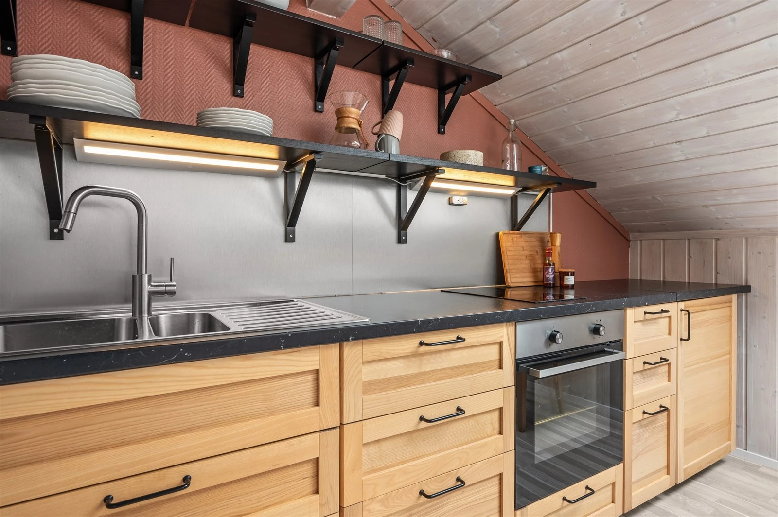 Pent og innbydende kjøkken. Kjøkkenet har godt men benk-/og skapplass, integrerte hvitevarer og hylleløsning. Galleribilde