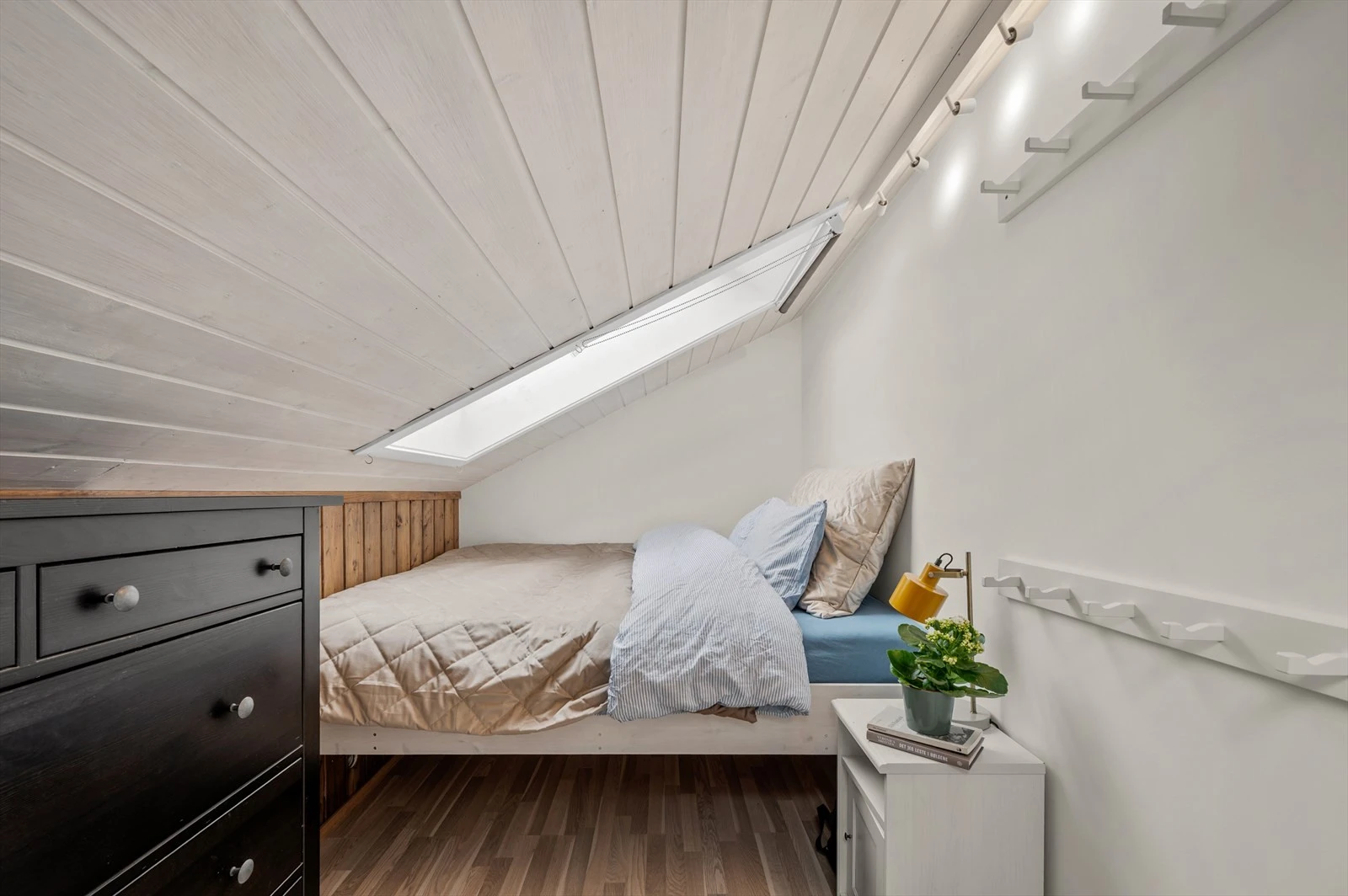 Soverommet har god plass til dobbeltseng, tilhørende møblement og garderobeløsninger. Galleribilde