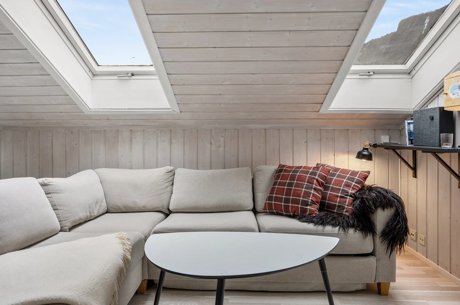 Lys og luftig stue. Stuen har god plass til stor sofagruppe og tilhørende møblement. Galleribilde