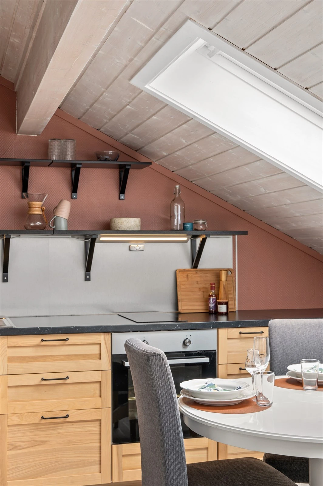 God plass til stort spisebord, perfekt for sosiale sammenkomster. Galleribilde