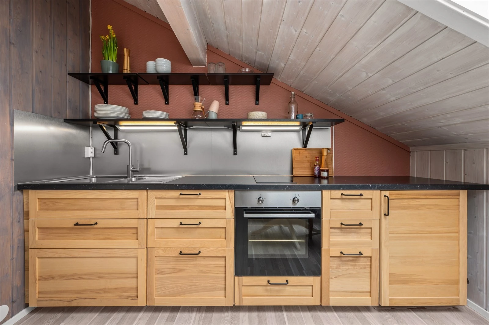 Fin og lys 2-roms toppleilighet med sentral og attraktiv beliggenhet på Ulsåk/Hemsedal. Leiligheten ligger fint og usjenert til i byggets 3. etasje med moderne standard og store vindusflater, som skaper en fantastisk atmosfære. Galleribilde