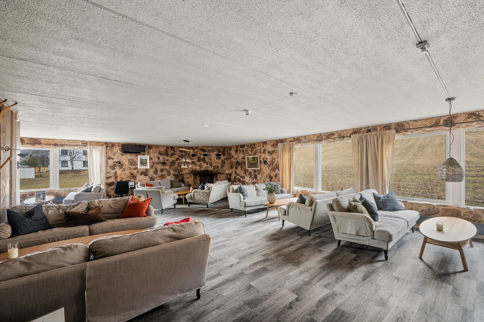 Som eier på Fossheim Lodge får du tilgang og disponerer flotte felles fasiliteter som peisestuer, spillrom, to kjøkken, trimrom, skibod/smørebod, badstue, vaskerom og gratis parkering med lademuligheter. Galleribilde