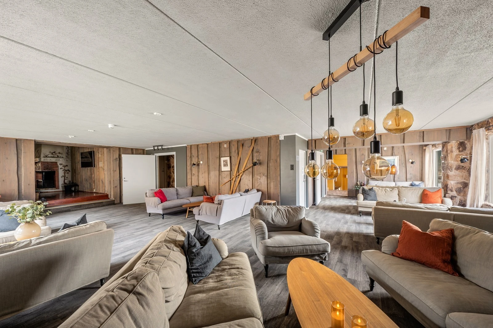 Gratis skibuss rett utenfor, ca. 8 minutters kjøring til alpinanlegget. Bakeri og café i samme bygg, og kanskje Norges beste Kiwi på andre siden av veien. Galleribilde