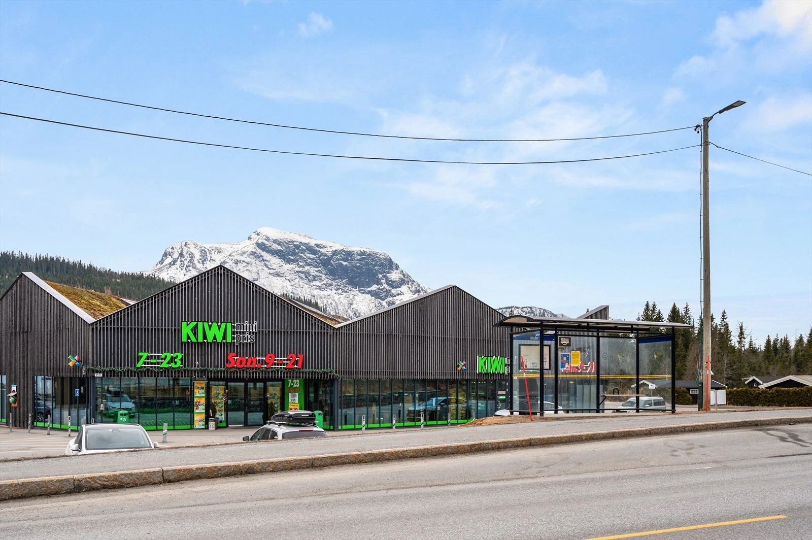 Bakeri og café i samme bygg, og kanskje Norges beste Kiwi på andre siden av veien. Galleribilde