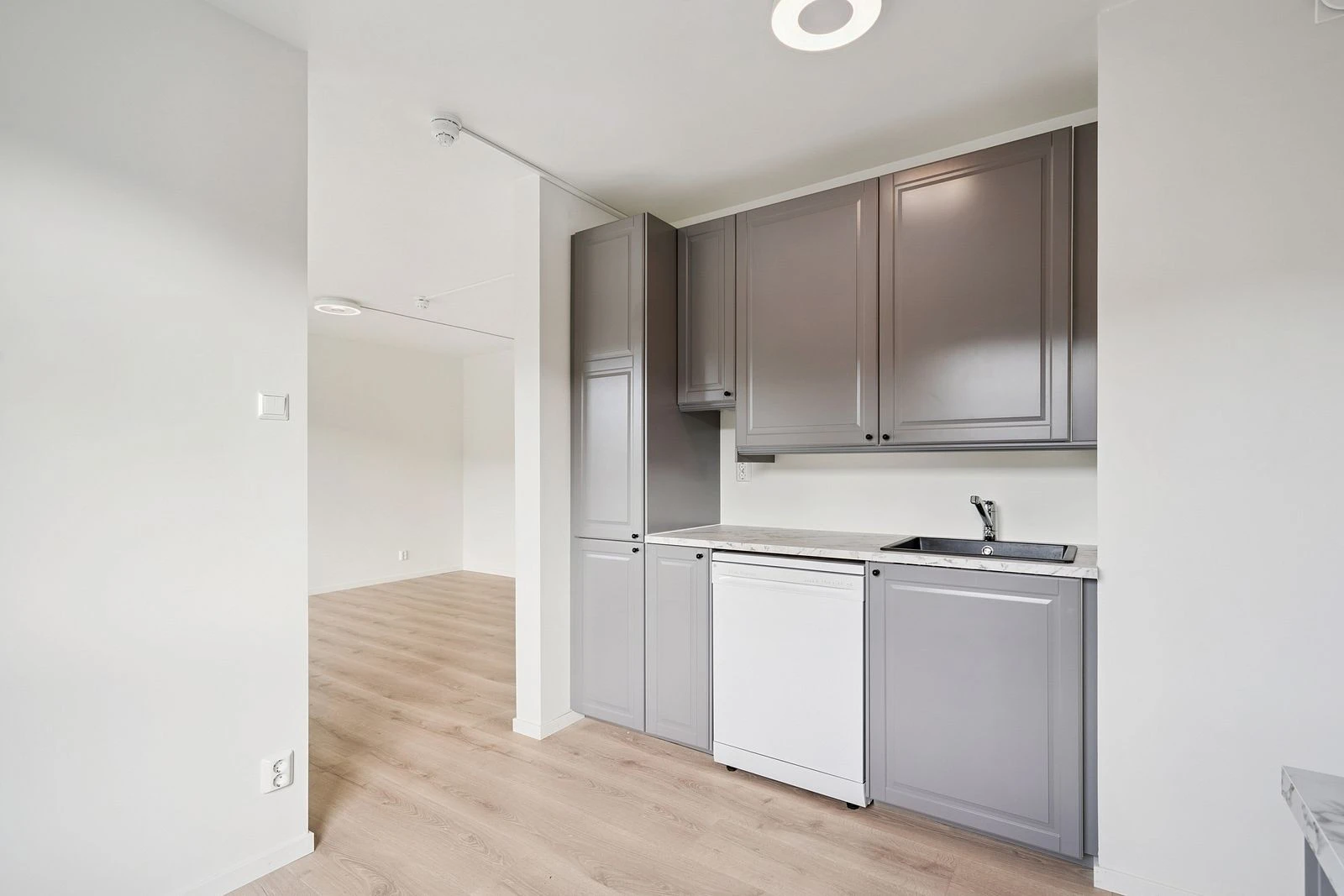 God skap- og benkeplass med laminatbenkeplate.