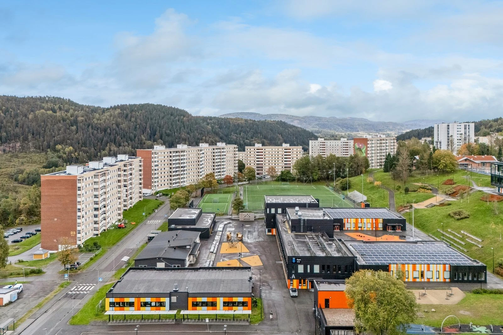 Kort vei til barnehager, skole og dagligvarebutikk.