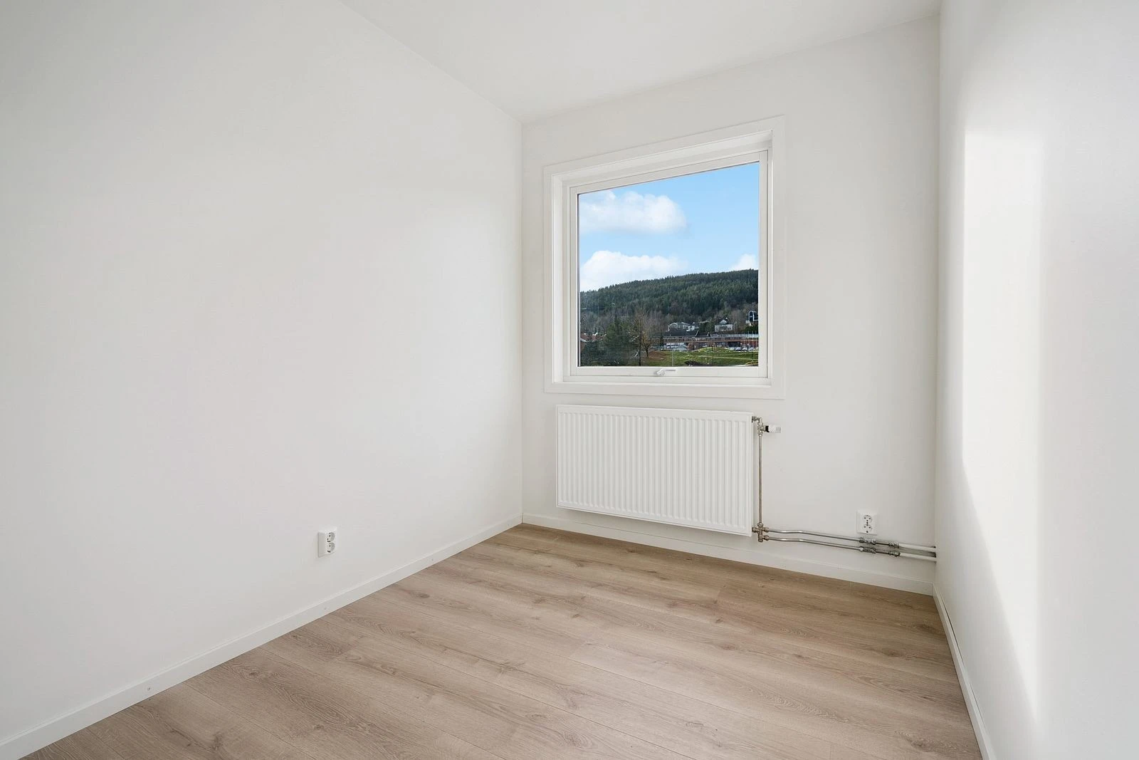 Romslig soverom med god plass til dobbeltseng.