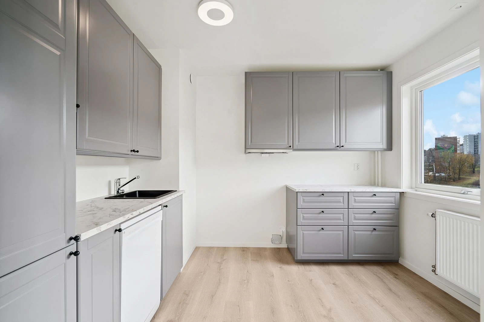 Stilrent IKEA-kjøkken fra 2025 med profilerte fronter.