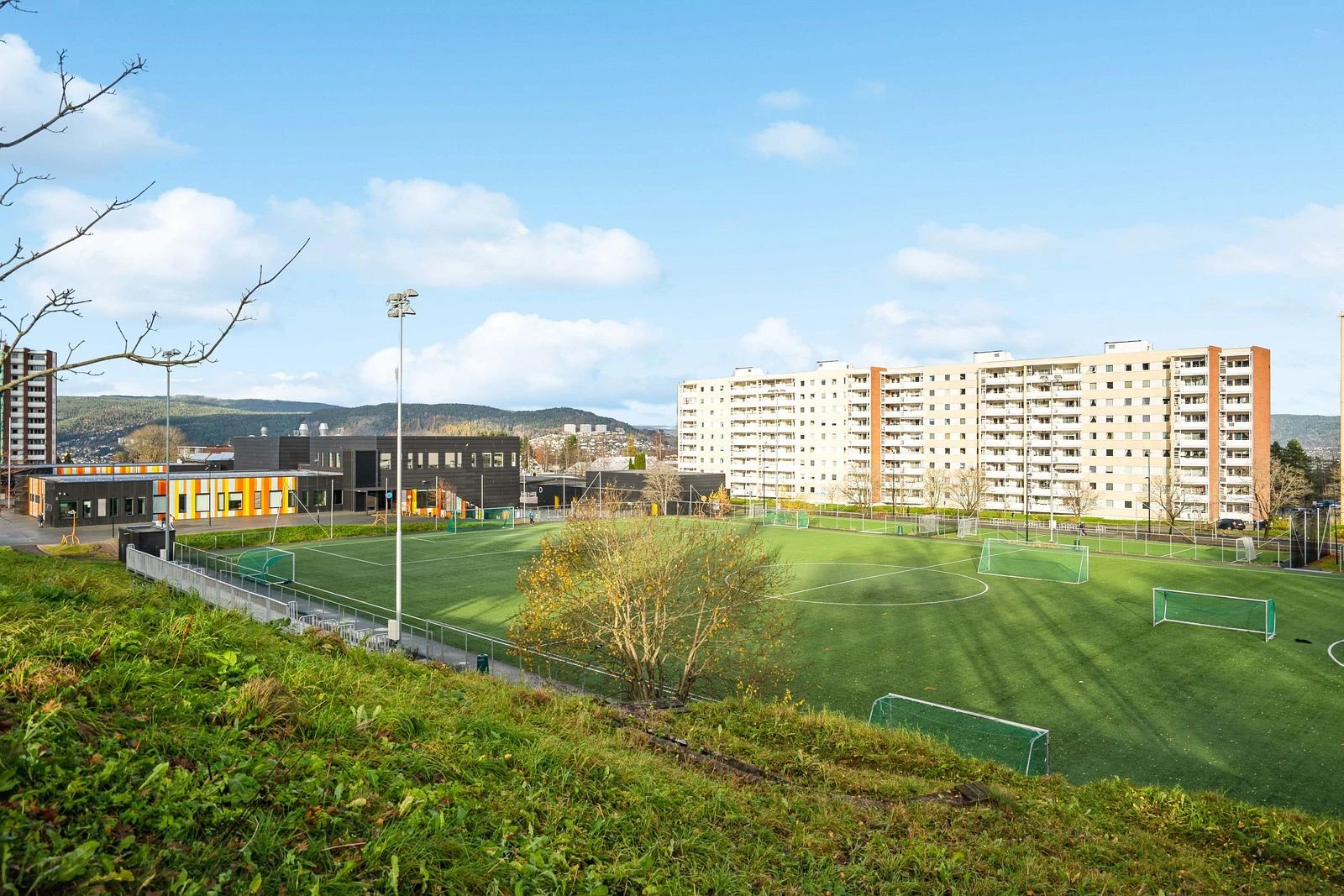 Flere idrettsanlegg og fritidstilbud i nærområdet.