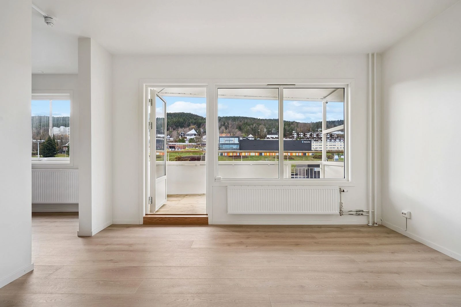 Stuen har åpen løsning mot kjøkken og utgang til balkong med utsikt.