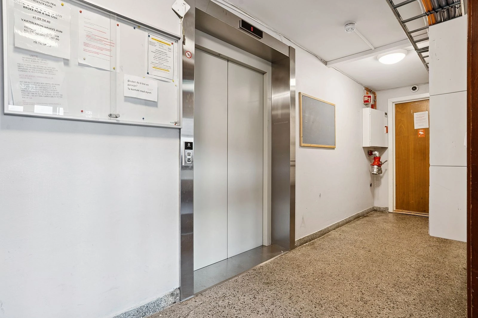 Trygg og lett tilgjengelig inngang med heis - perfekt for alle aldre.