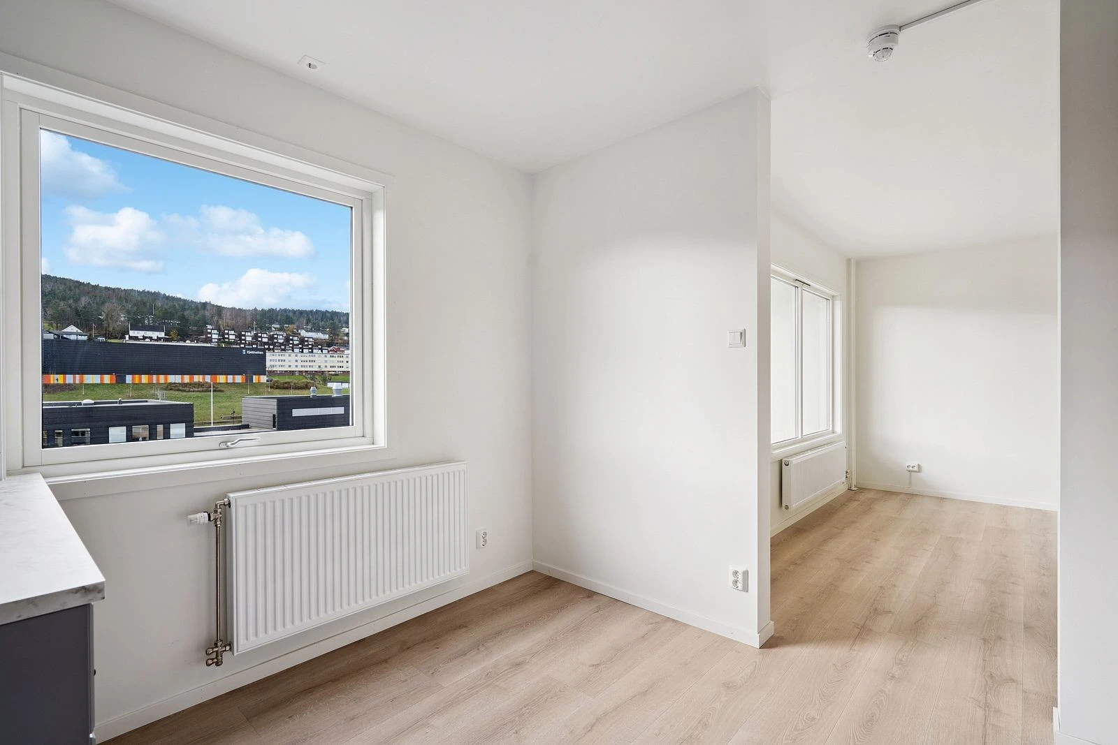 Praktisk og moderne kjøkken med alt du trenger i hverdagen.