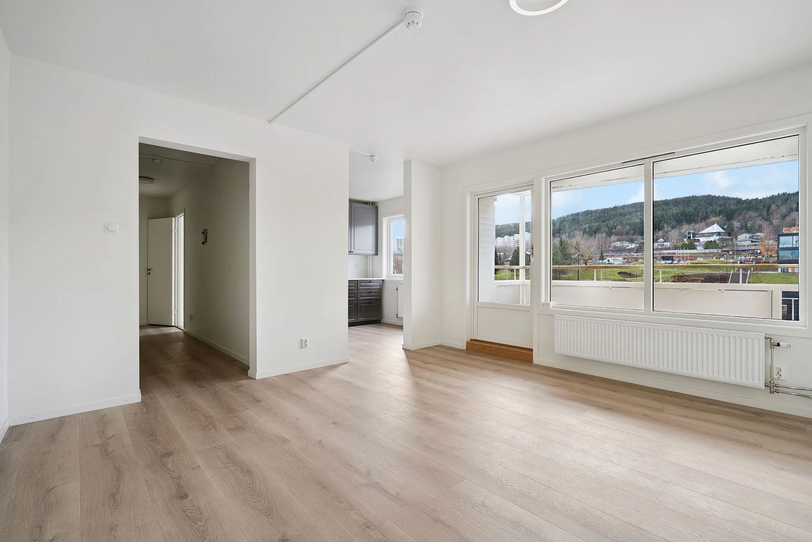 Stuen har fin utsikt og en behagelig atmosfære.