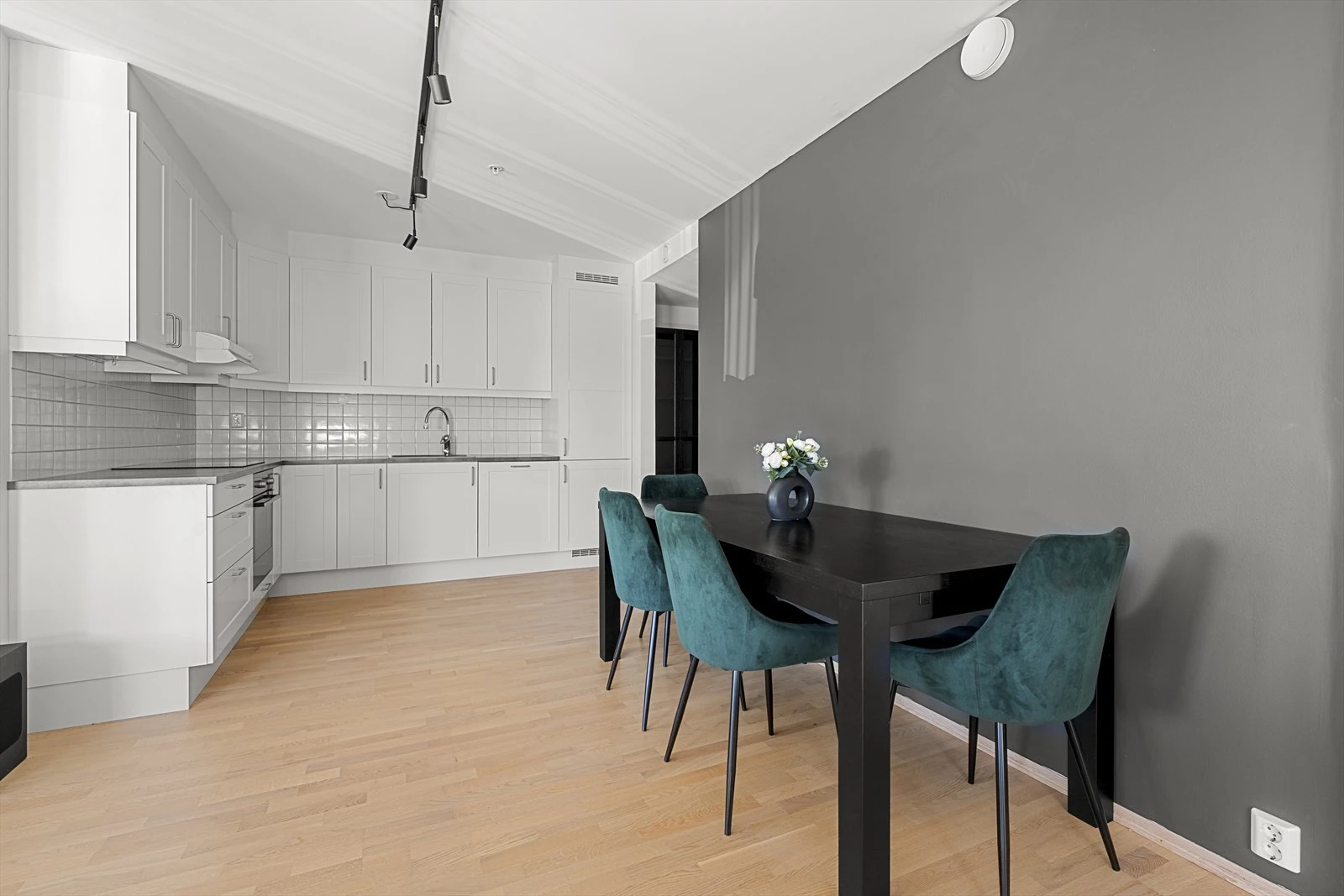 Kjøkken med stilren innredning Galleribilde