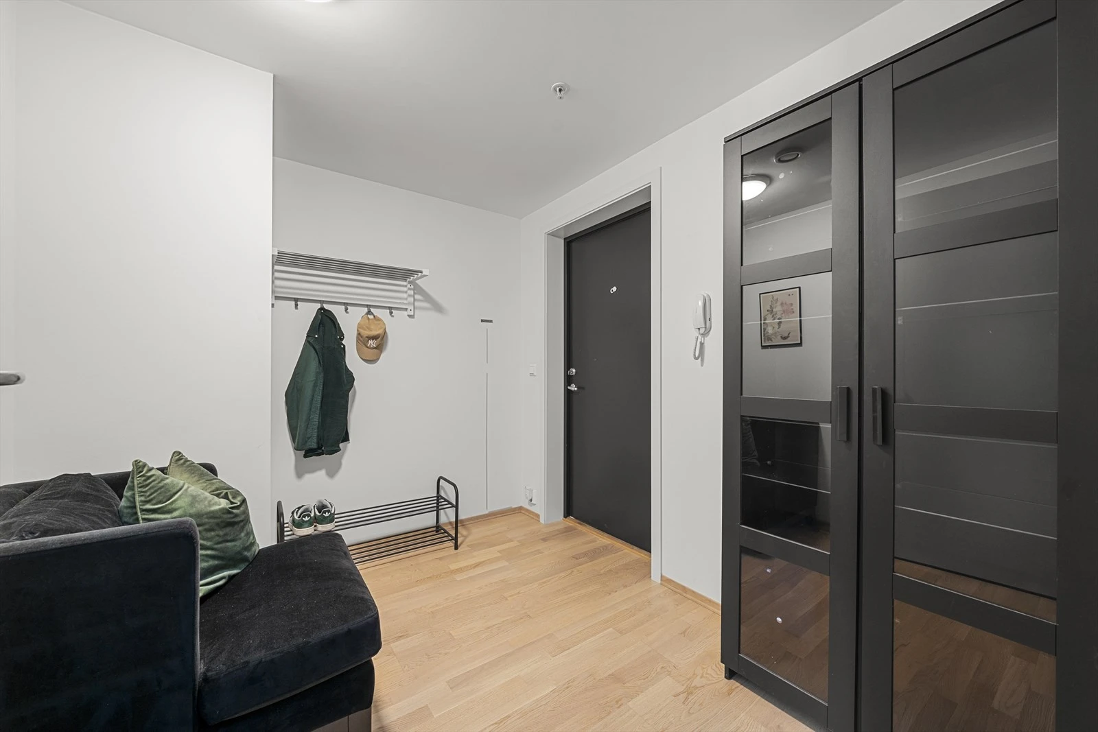 Velkommen inn i romslig entrè! Galleribilde