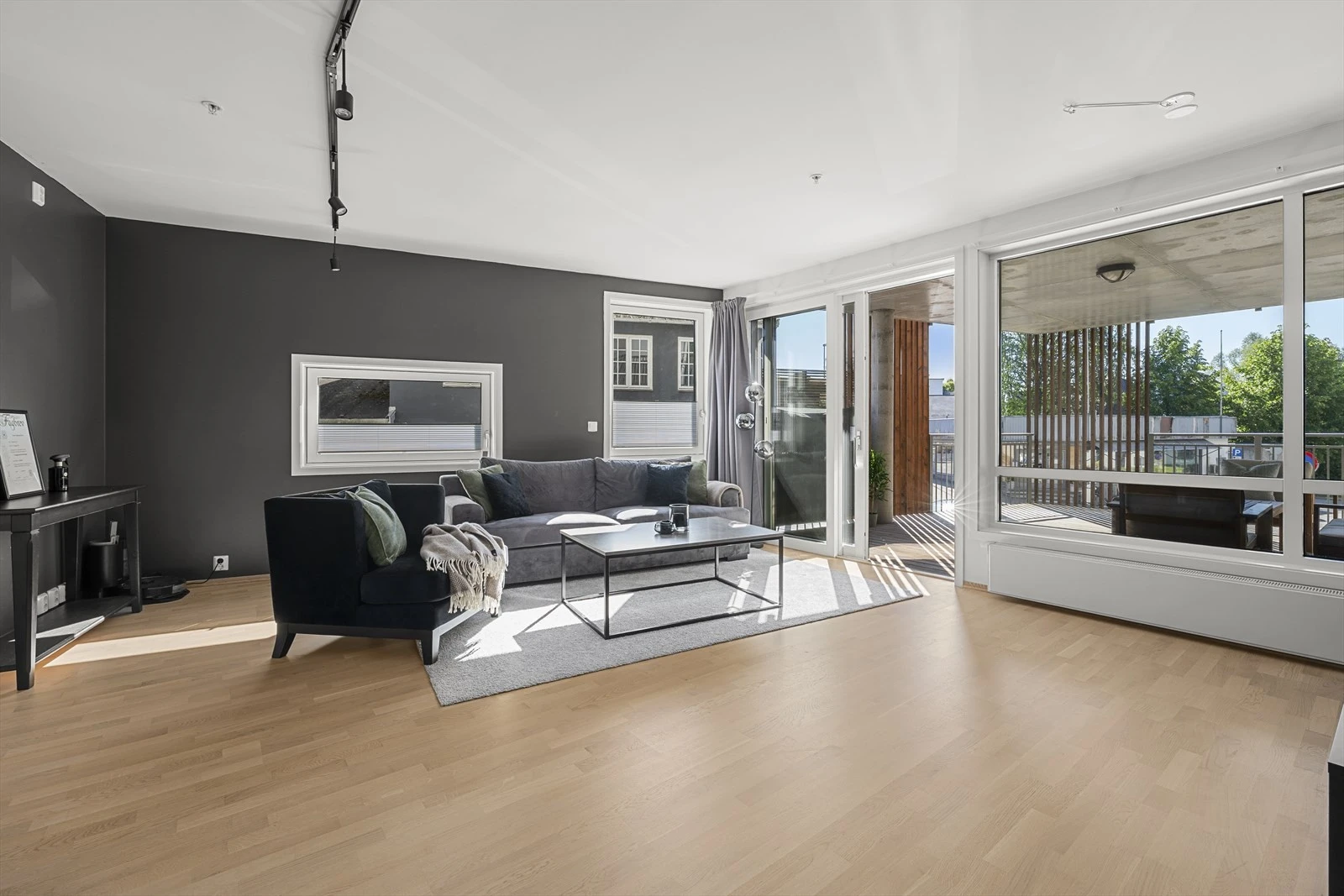 Stuen er pen og luftig med utgang til terrasse Galleribilde