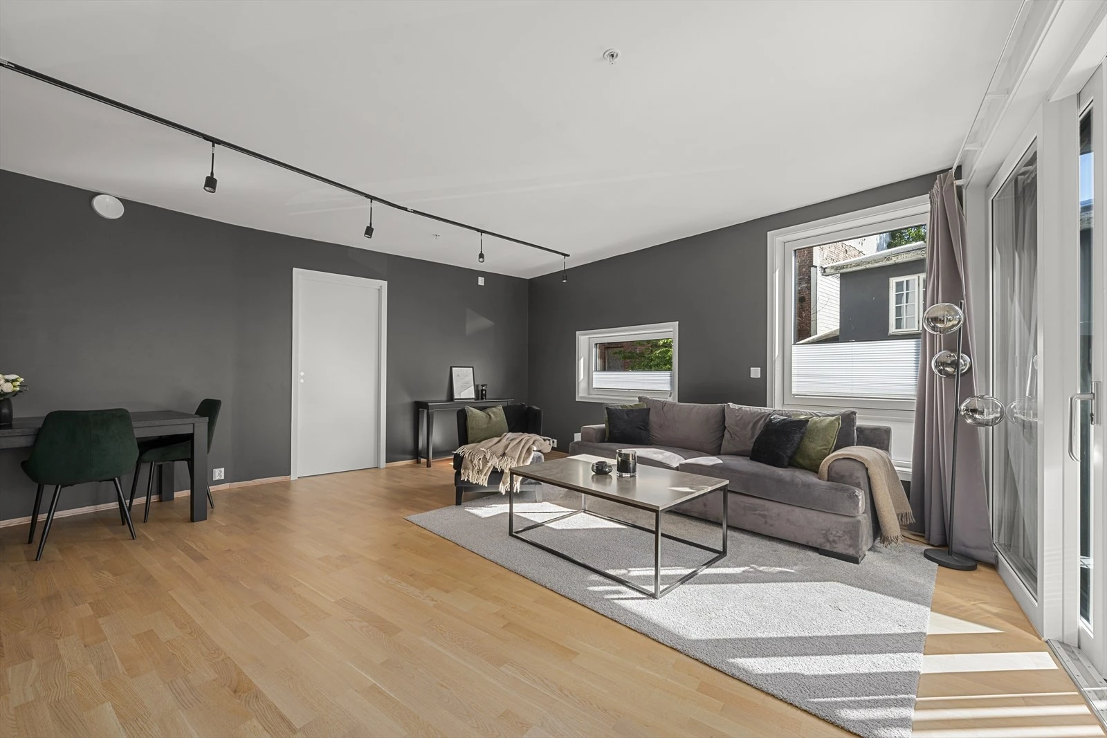 Det er parkett på gulv i alle oppholdsrom Galleribilde