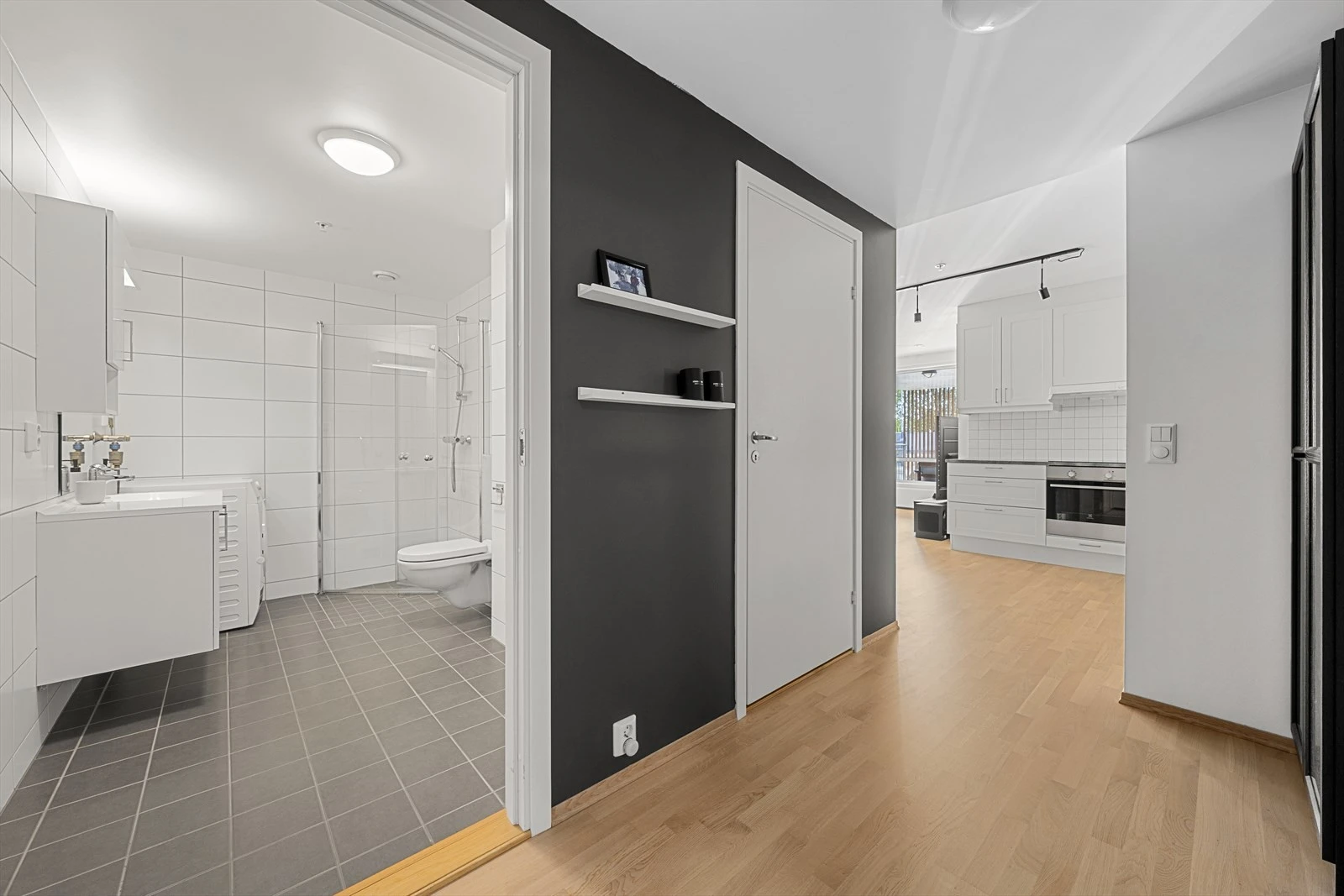 Fra gangen er det inngang til bod med god lagringsplass Galleribilde