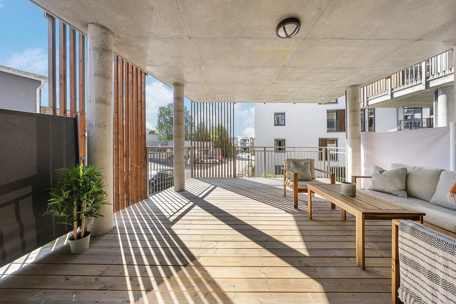 Overbygget, romslig balkong med plass til flere sittegrupper Galleribilde