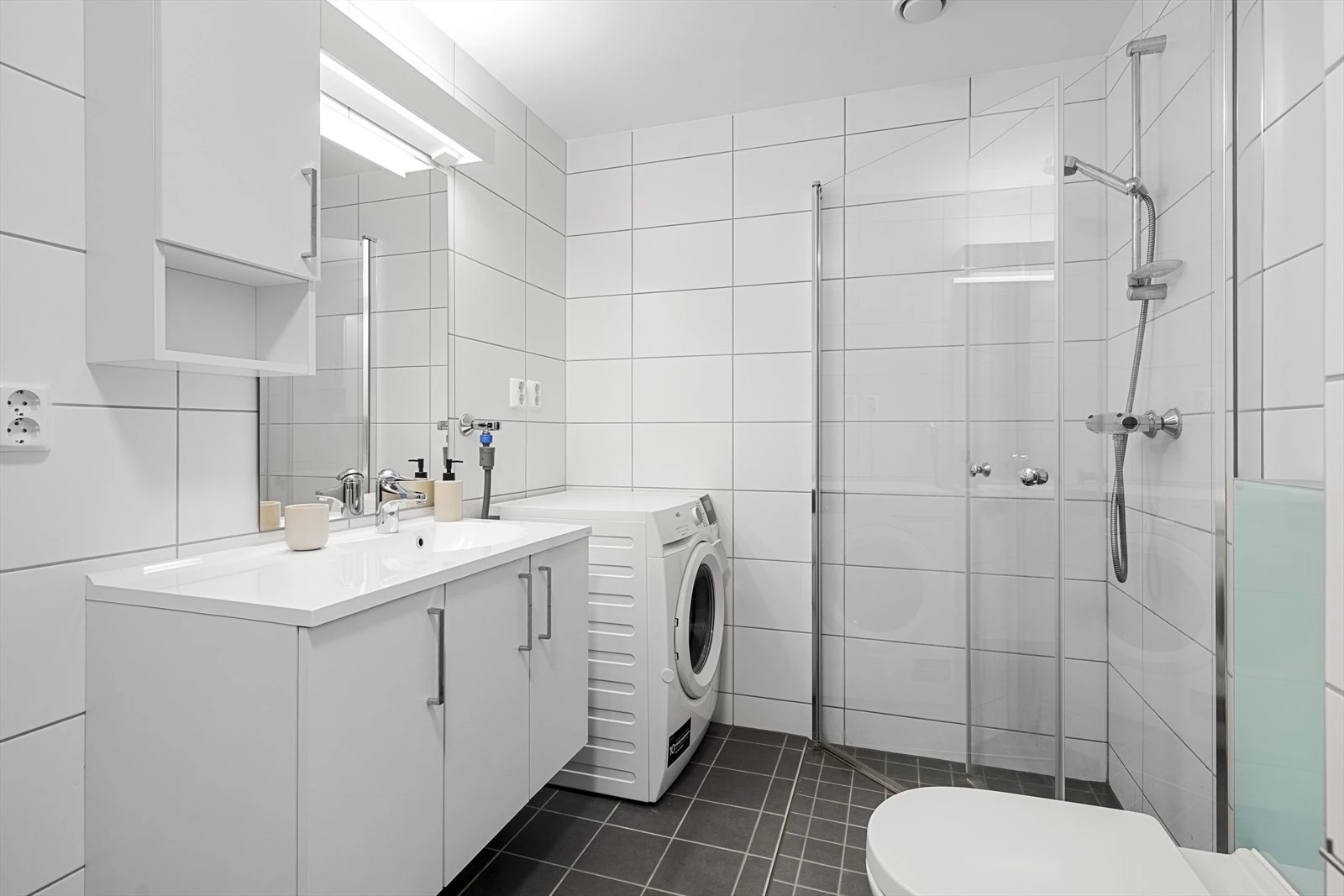 Flislagt baderom med opplegg for vaskemaskin og varmekabler i gulv Galleribilde