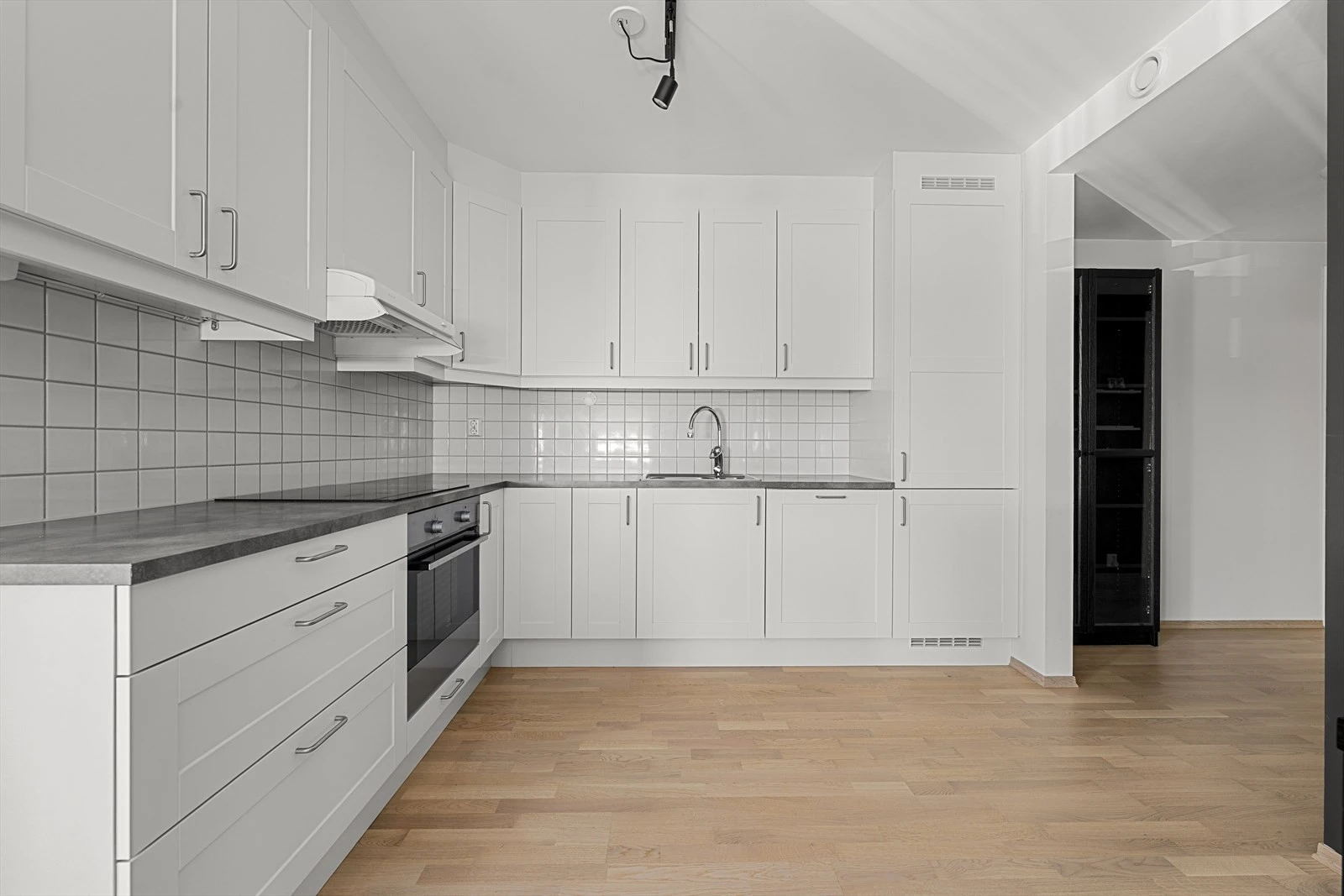 Det er god oppbevaringsplass i over- og underskap Galleribilde